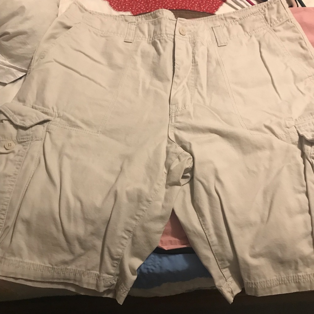 Light tan never wore cargo shorts